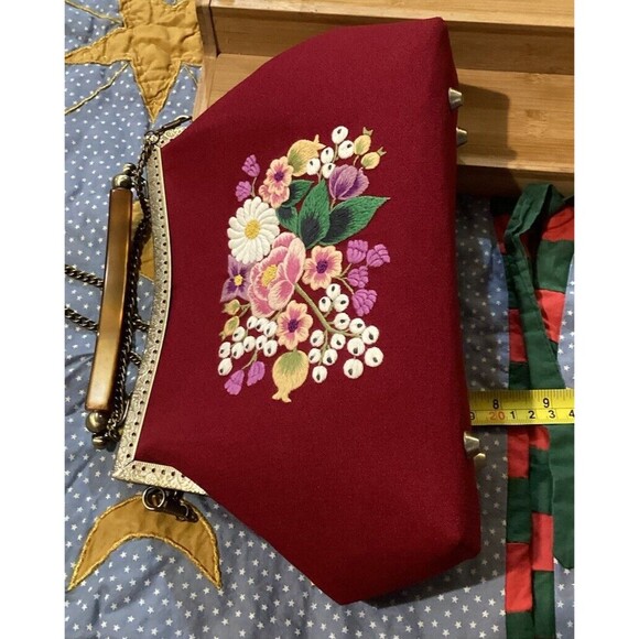Beautiful Floral Embroidered Burgundy Crossbody / Handbag Chain Strap Kiss Lock - Picture 10 of 11